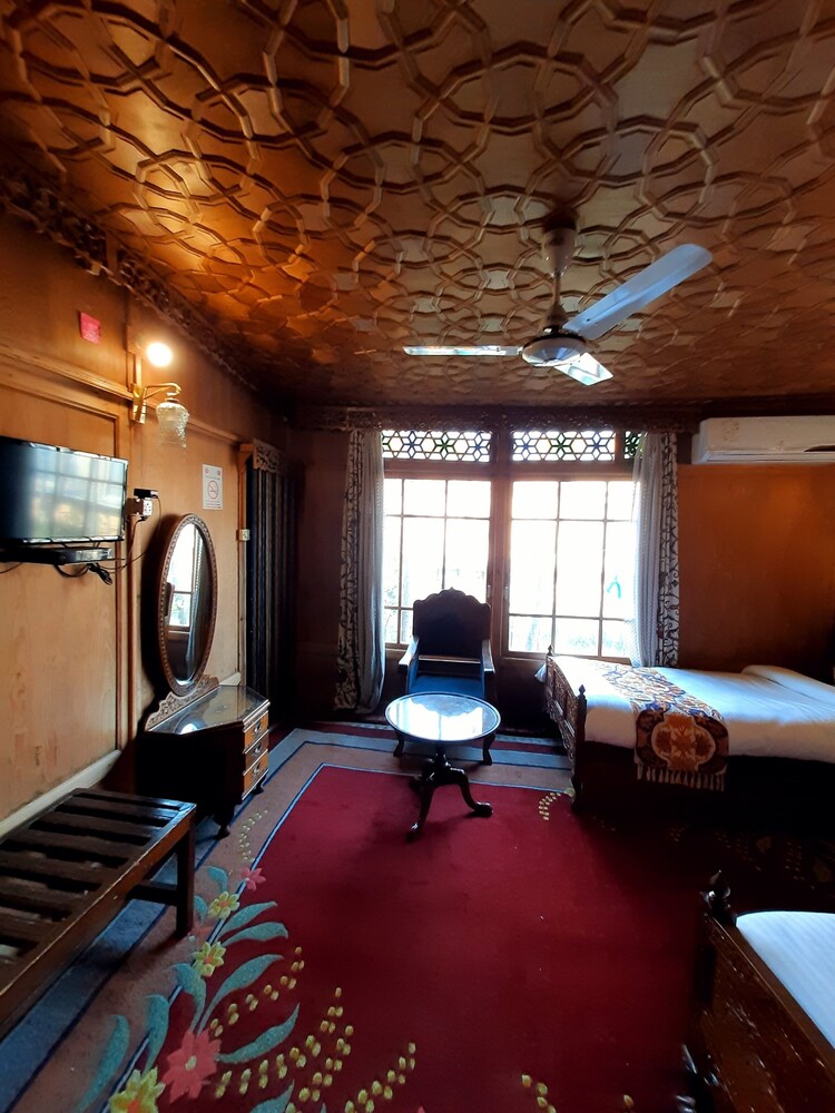Luxury Inn Badyari Palace Houseboats