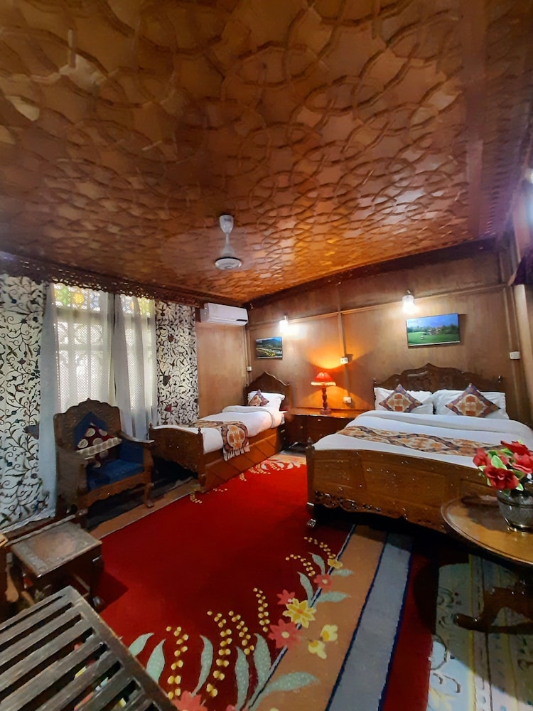 Luxury Inn Badyari Palace Houseboats