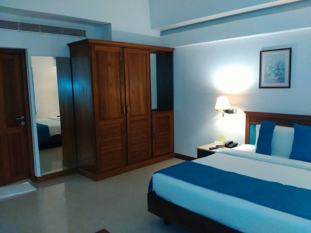 The Avenue Center Hotel