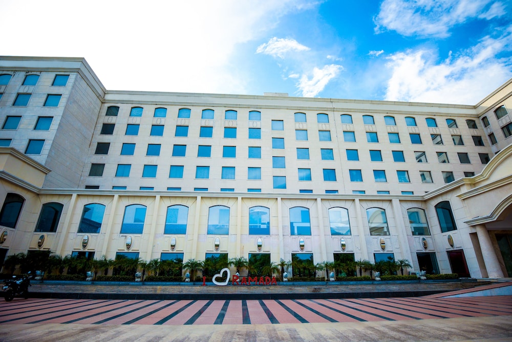  Ramada by Wyndham Lucknow Hotel & Convention Centre