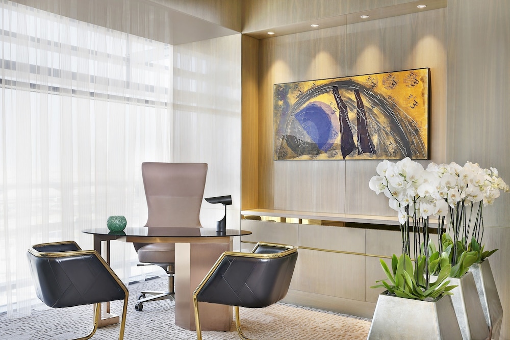 AlRayyan Hotel Doha, Curio Collection by Hilton