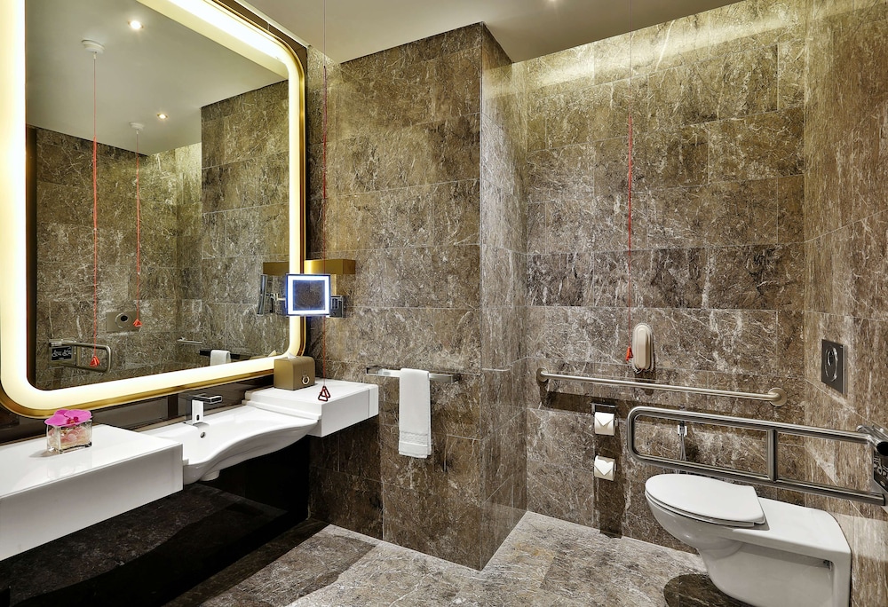 AlRayyan Hotel Doha, Curio Collection by Hilton