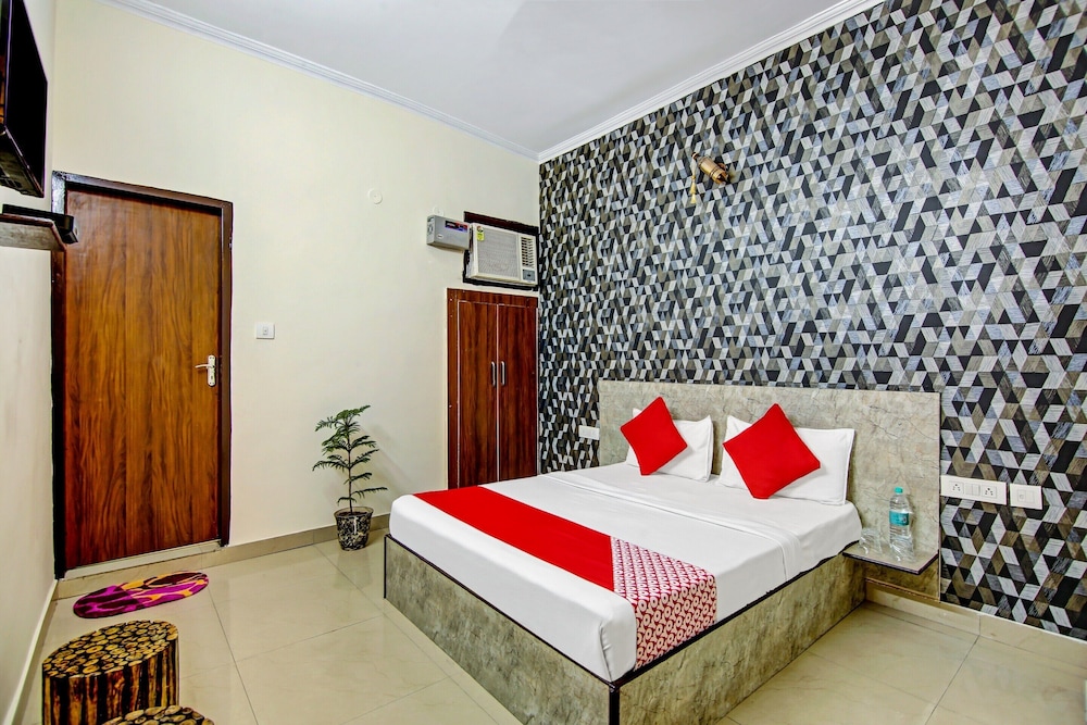 OYO 47394 The Rosewood Hotel