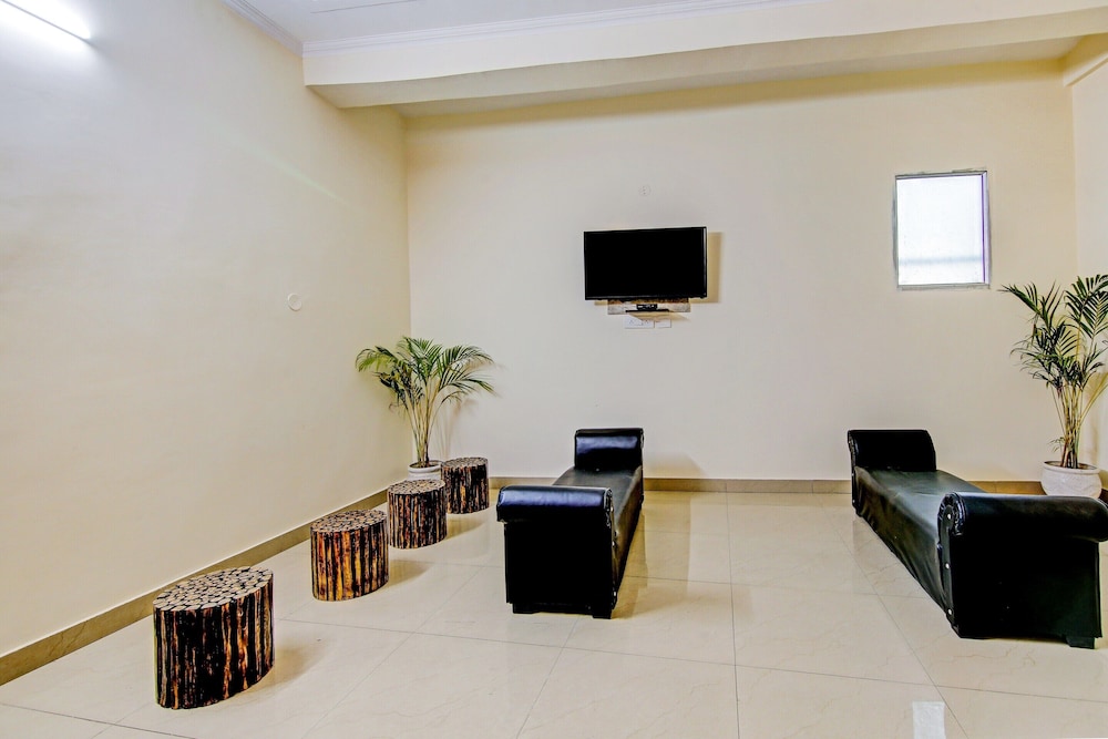 OYO 47394 The Rosewood Hotel