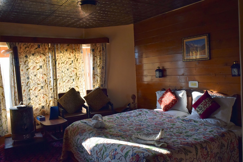 Welcome Hotel Gulmarg (Centrally Heated)