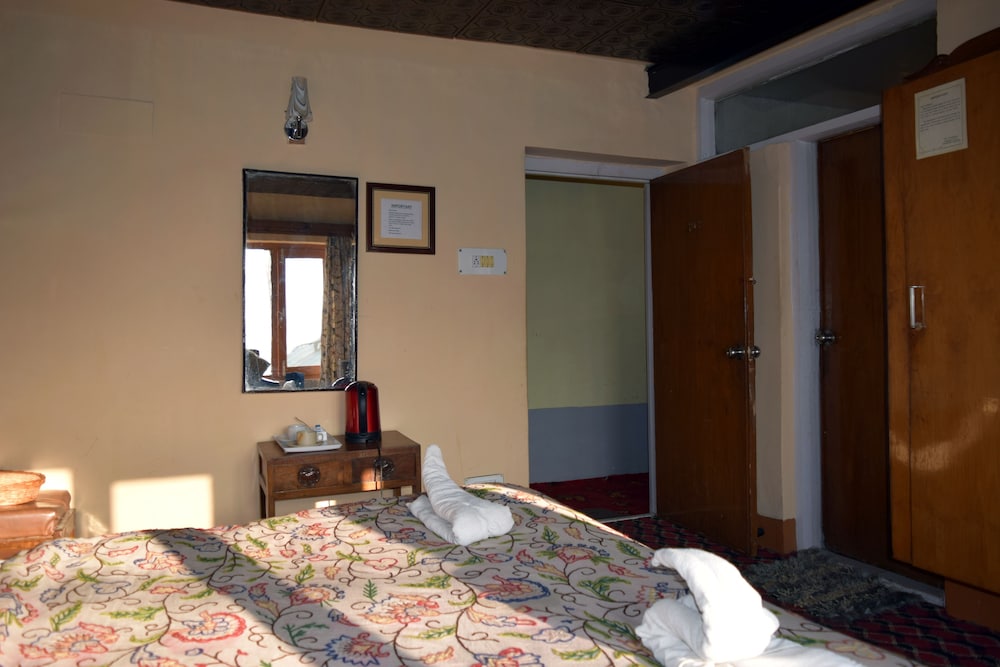 Welcome Hotel Gulmarg (Centrally Heated)