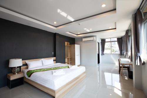 185 @ Surawong Hotel