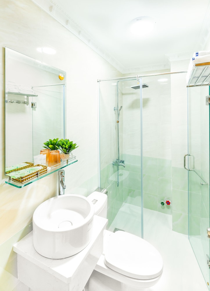 Quang Anh Hotel by The Moment
