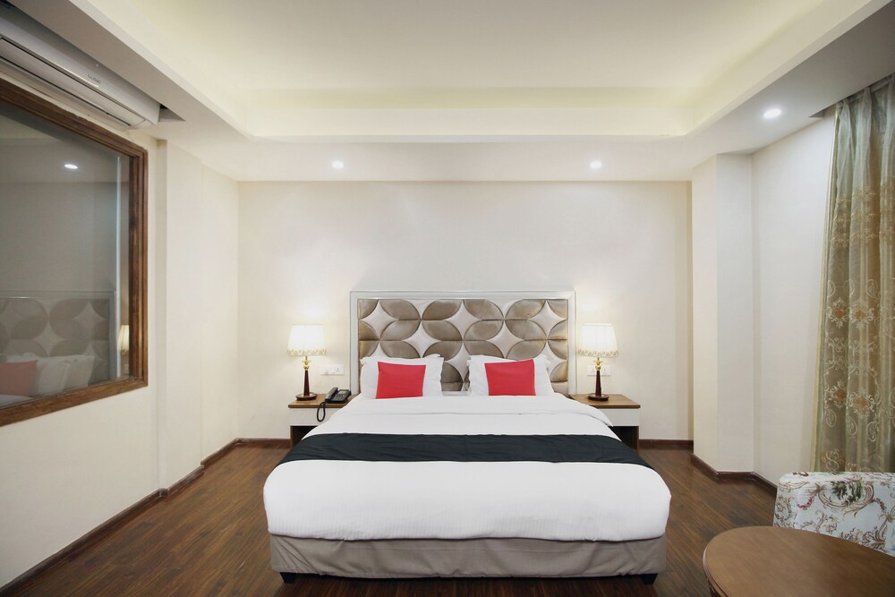 Capital O 28688 The Saffron Hotel