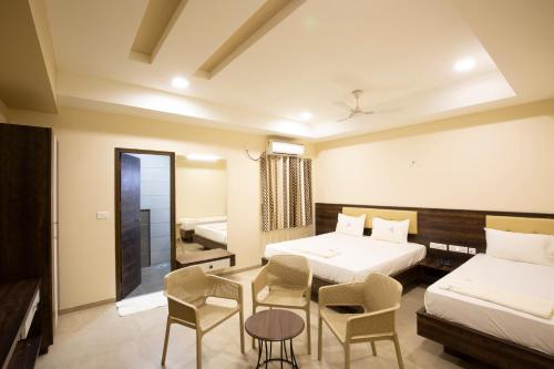 Ponnis Hotel