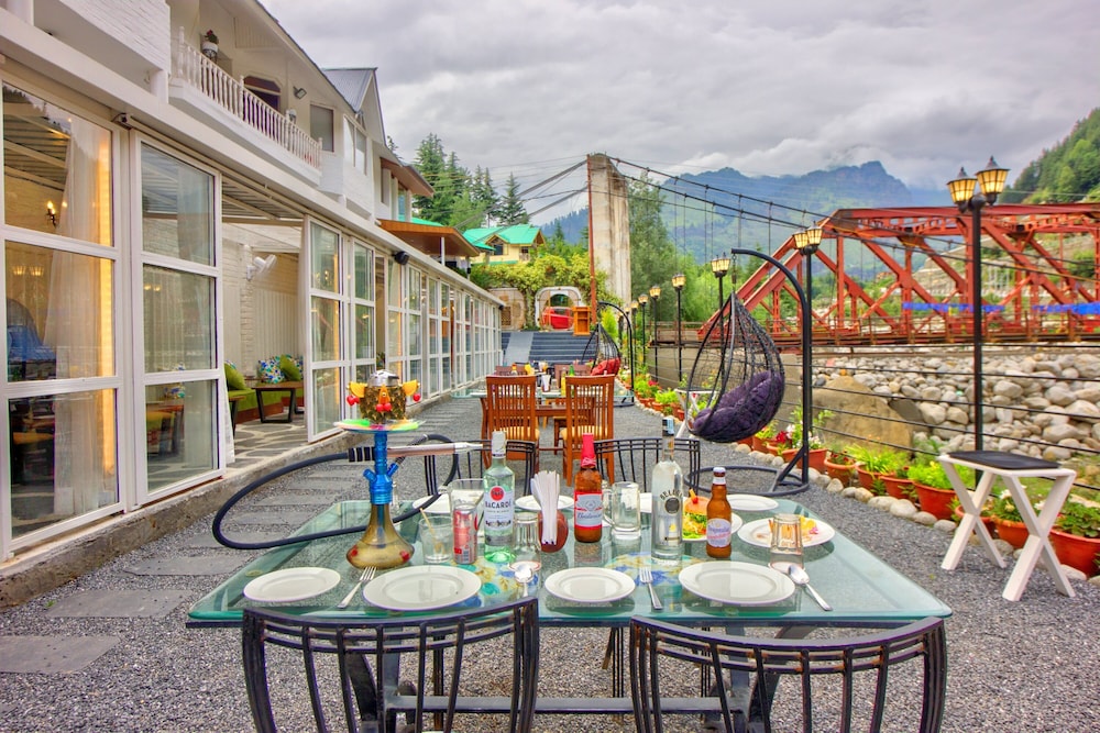 PARADISE-The Whitehouse Cafe (A Riverside Retreat)