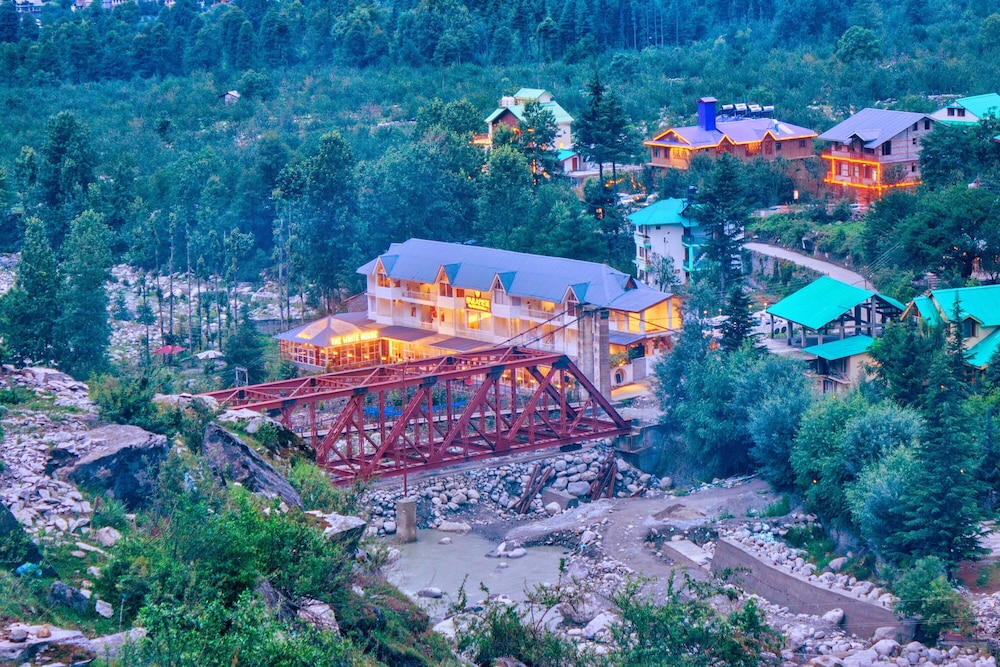 PARADISE-The Whitehouse Cafe (A Riverside Retreat)