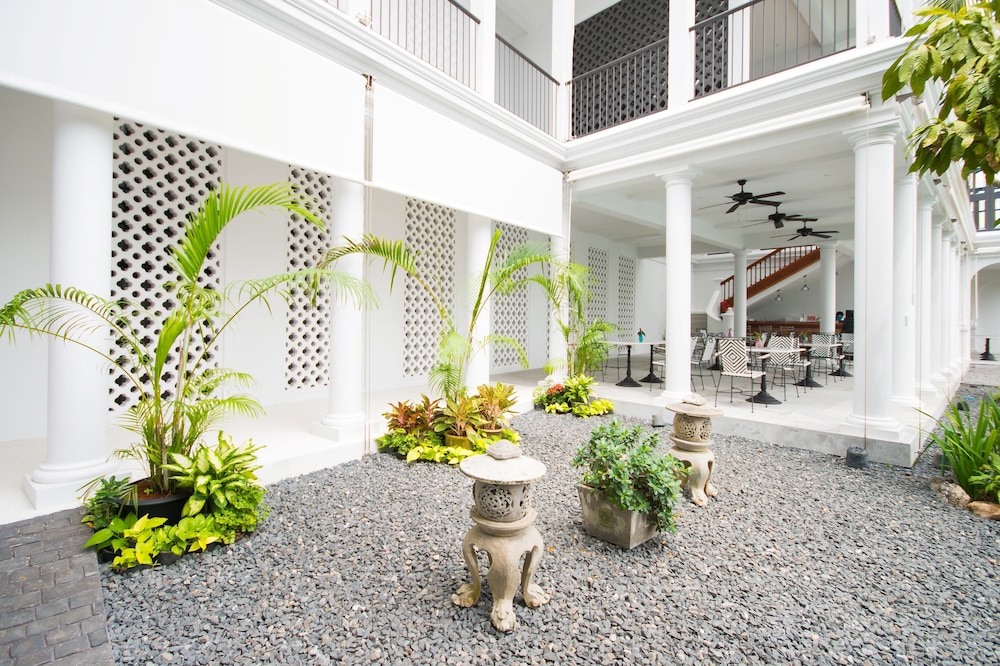 Little Nyonya Hotel