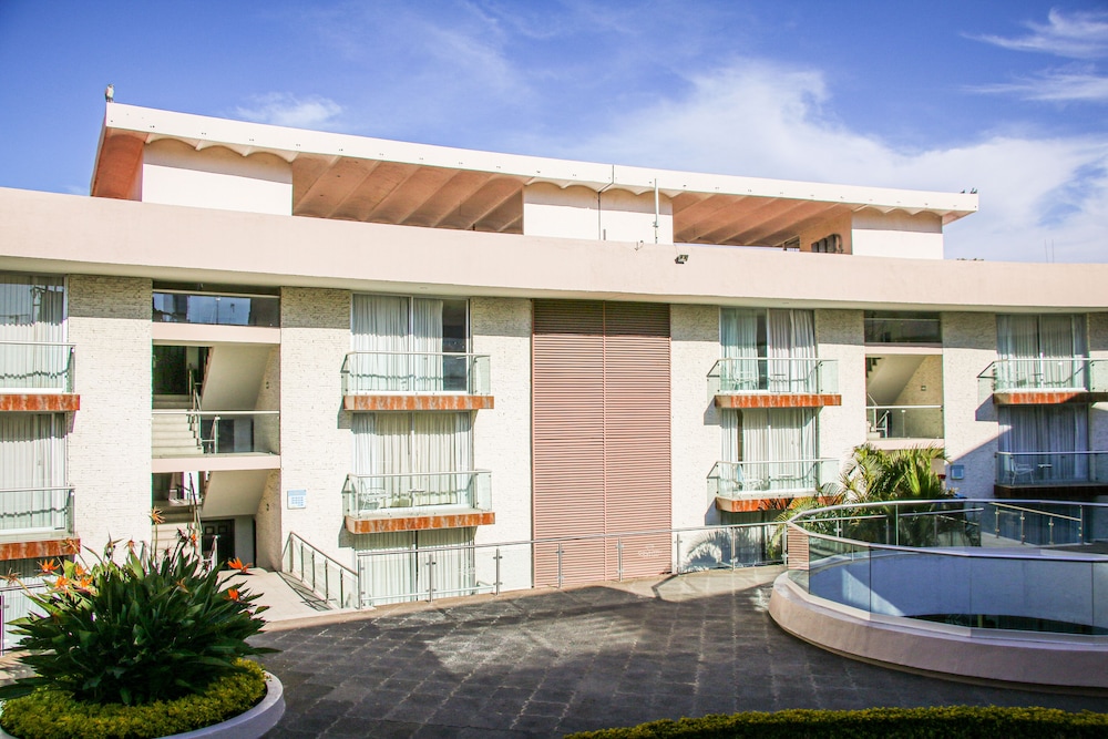 Country Hotel and Suites
