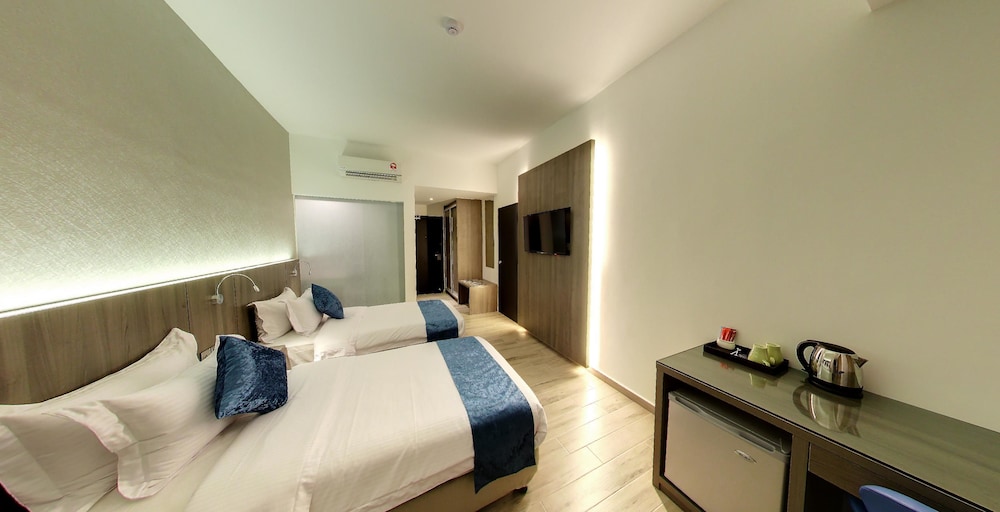 Flora by Crossroads Hotel