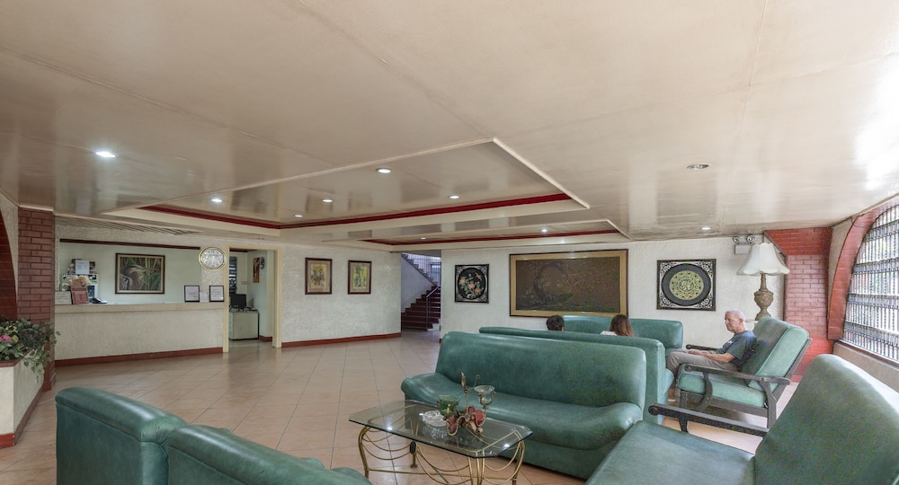 Broadway Court Apartelle