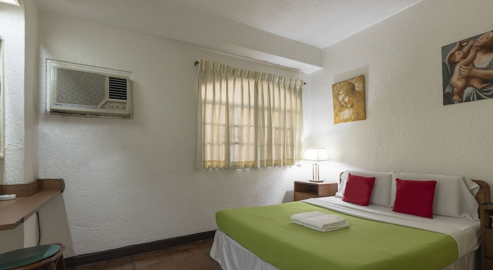 Broadway Court Apartelle