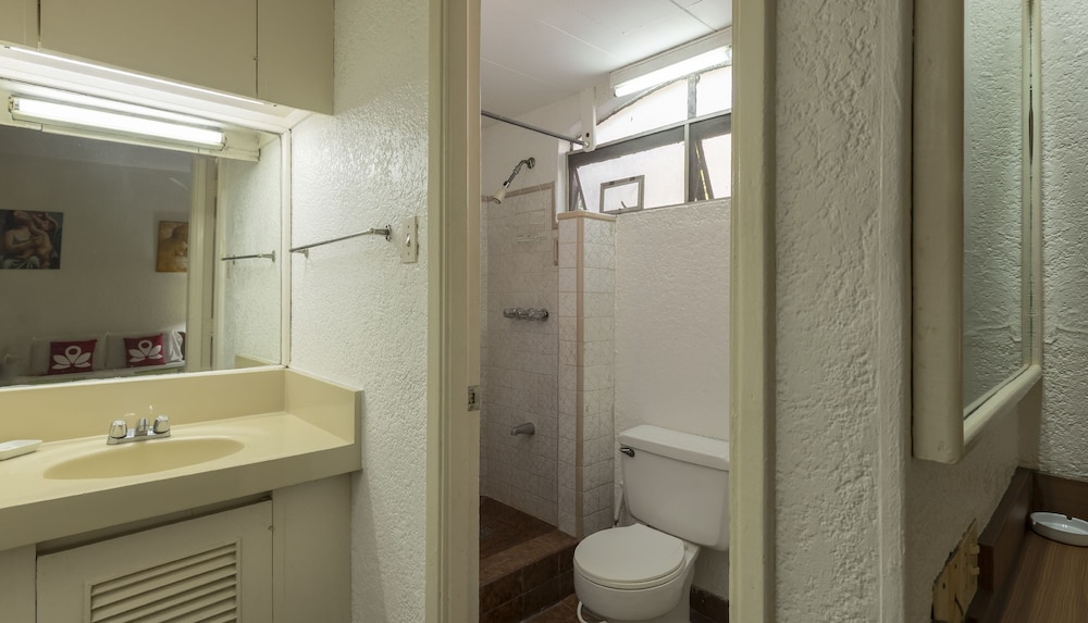 Broadway Court Apartelle