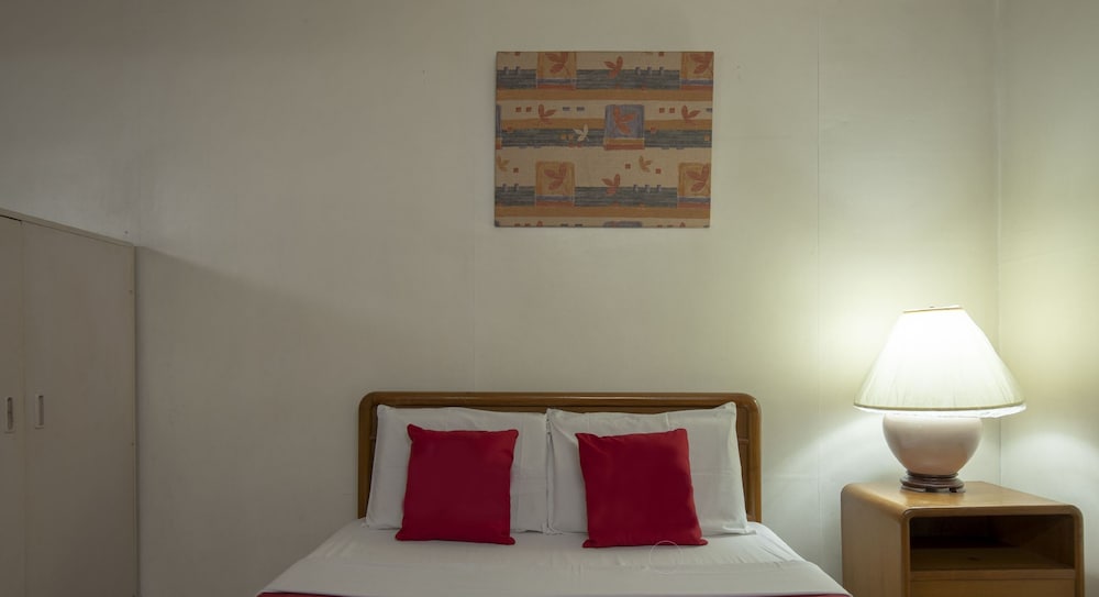Broadway Court Apartelle