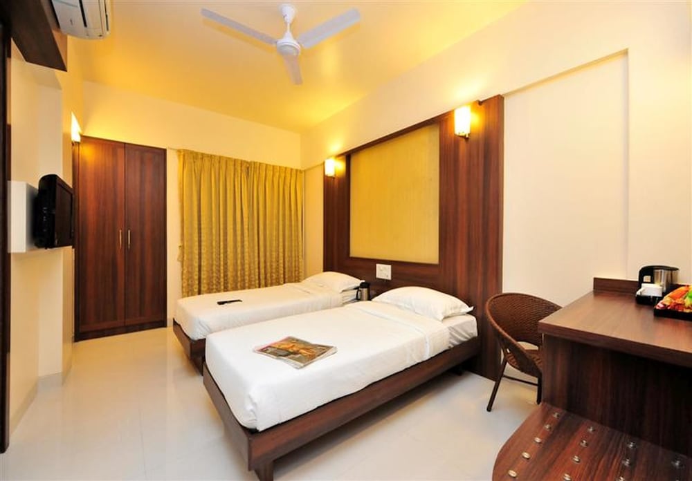 Hotel The Moneta (Near FC College)