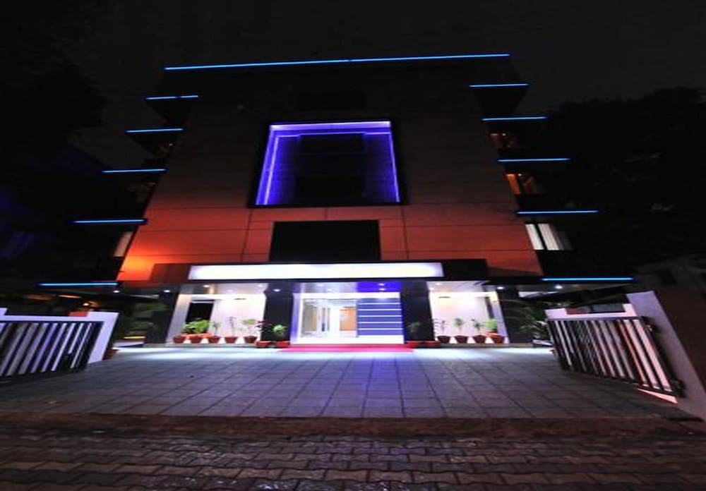 Hotel The Moneta (Near FC College)