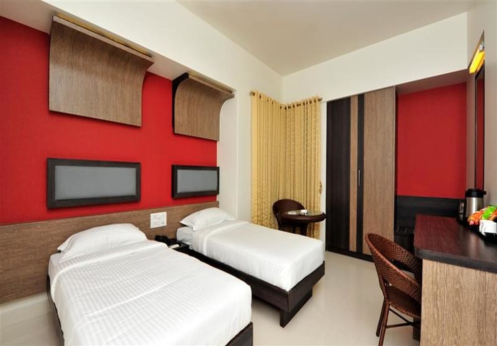 Hotel The Moneta (Near FC College)