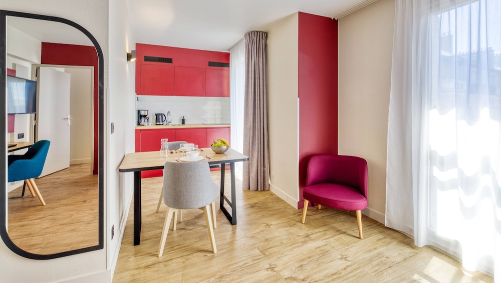 Appart'City Confort Paris Clichy Mairie
