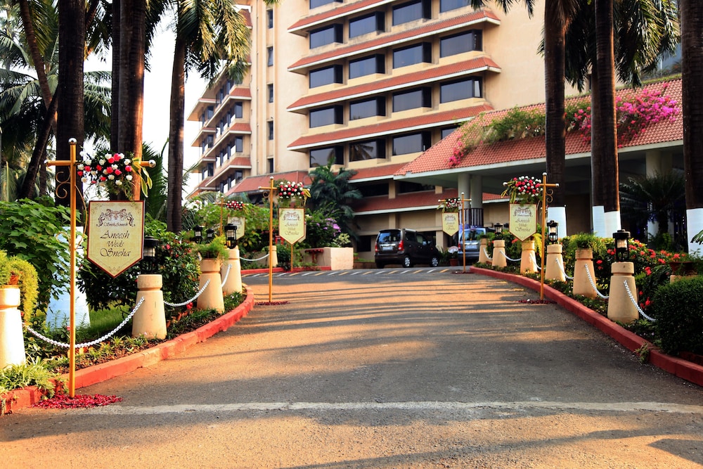 The Retreat Hotel & Convention Centre