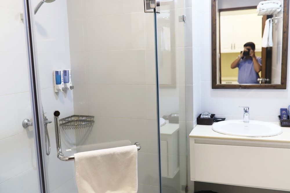 Luxe Paradise Suites Dich Vong Hau