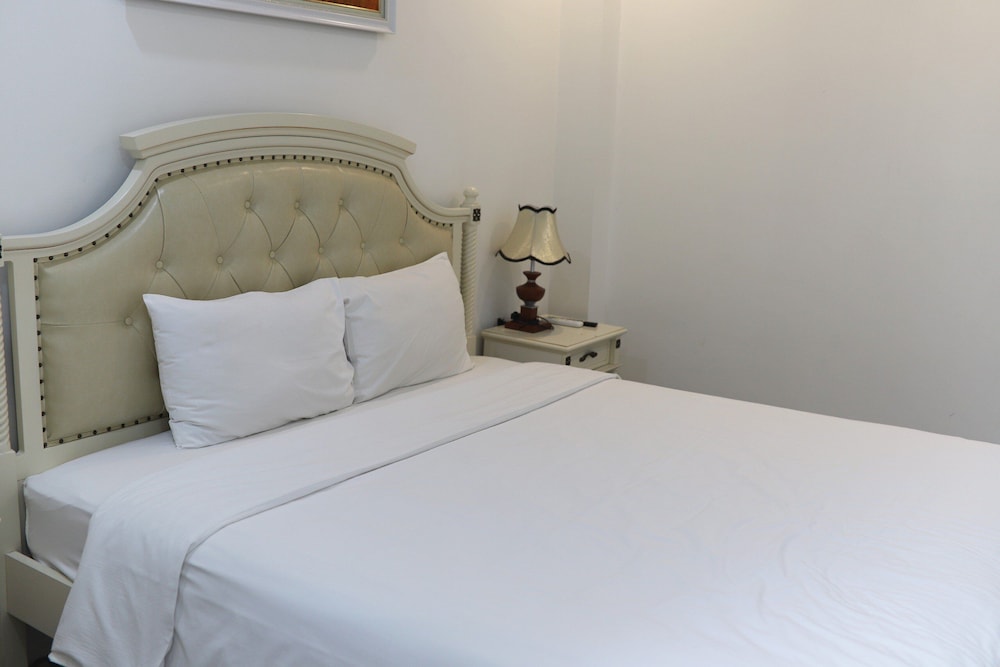 Luxe Paradise Suites Dich Vong Hau