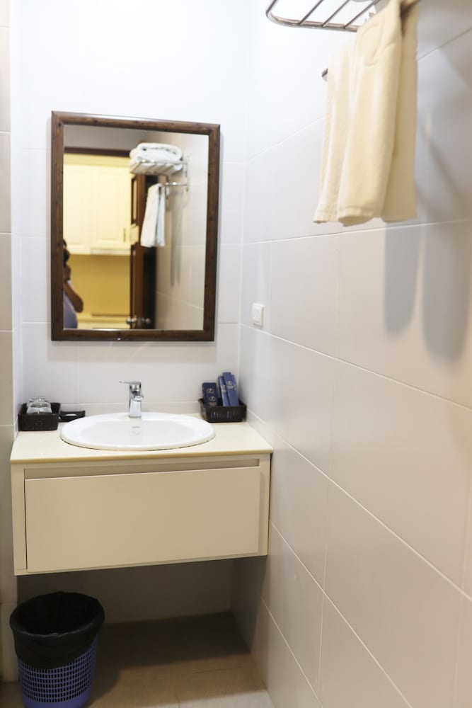 Luxe Paradise Suites Dich Vong Hau