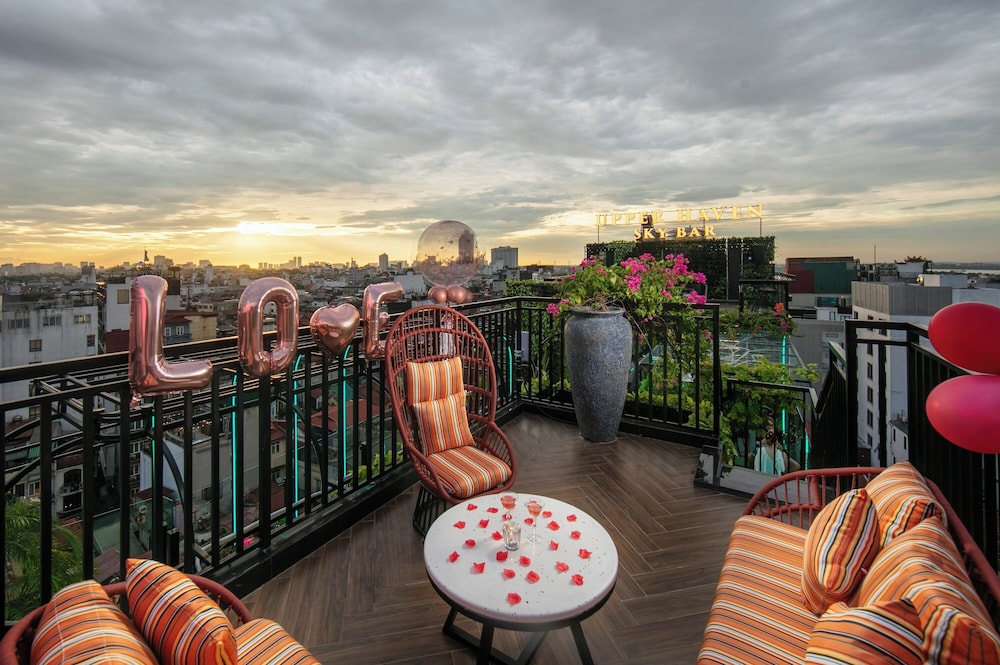 MAY DE VILLE Crown Hotel