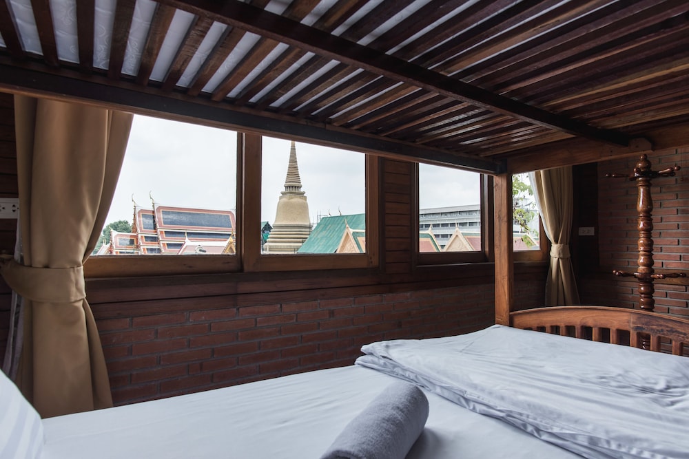 Feung Nakorn Balcony Rooms and Cafe