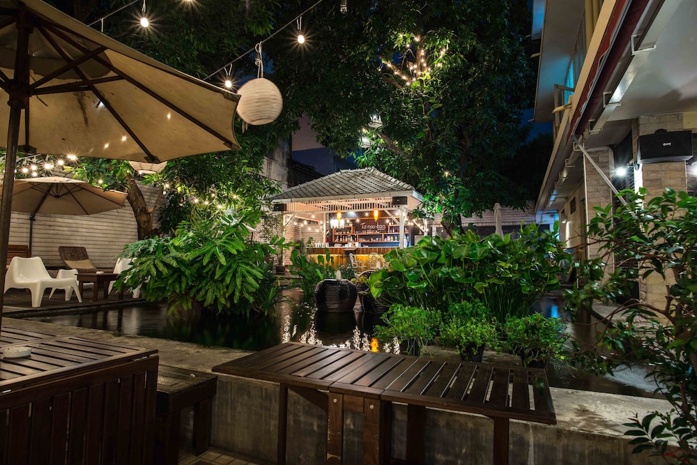 Feung Nakorn Balcony Rooms and Cafe