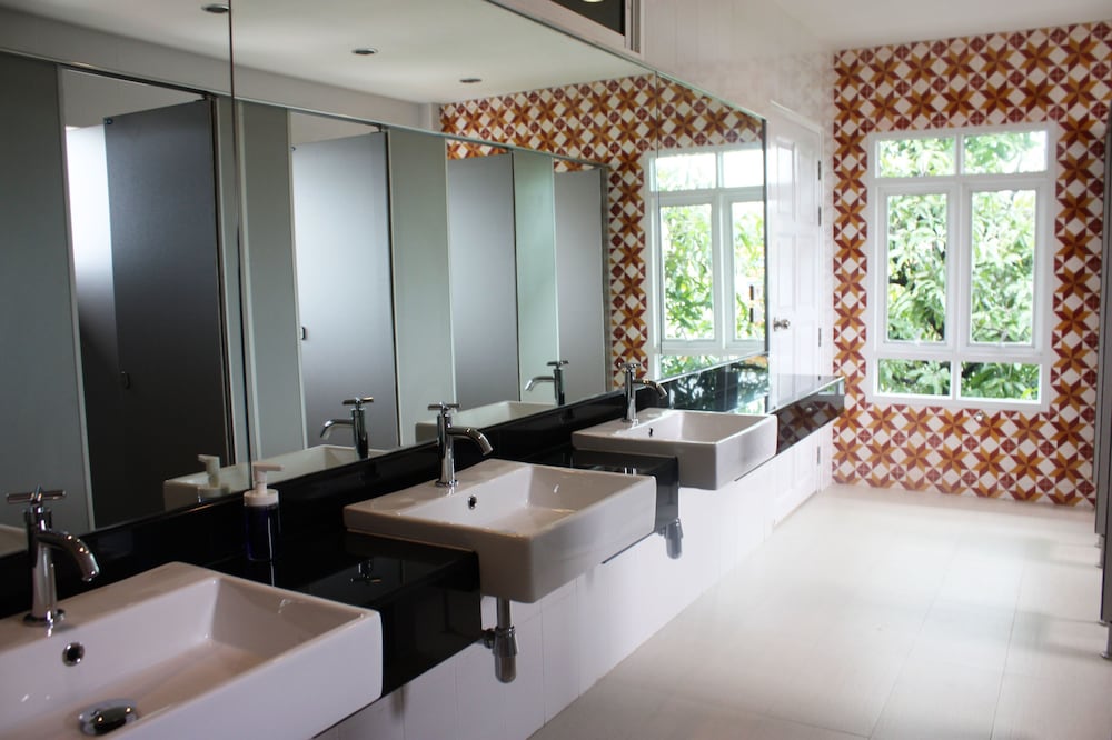 Feung Nakorn Balcony Rooms and Cafe