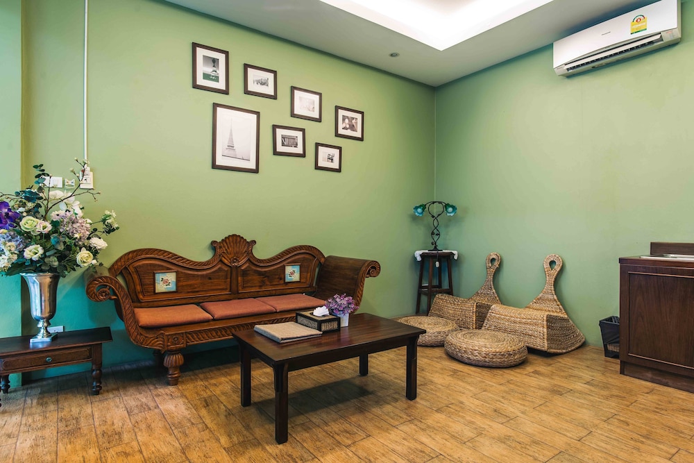 Feung Nakorn Balcony Rooms and Cafe