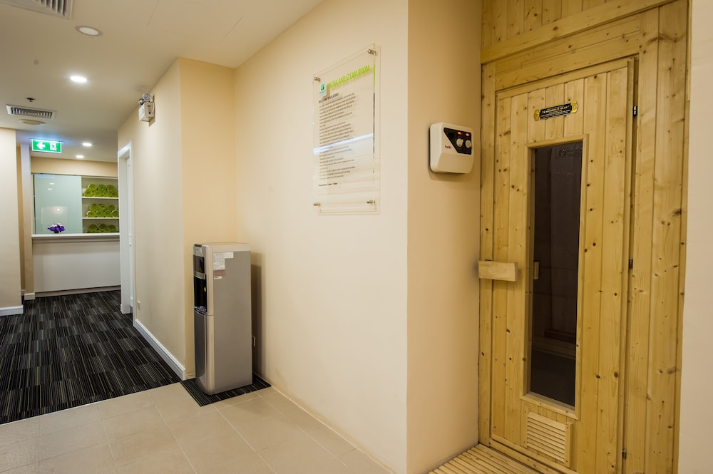Holiday Inn Bangkok Silom by IHG