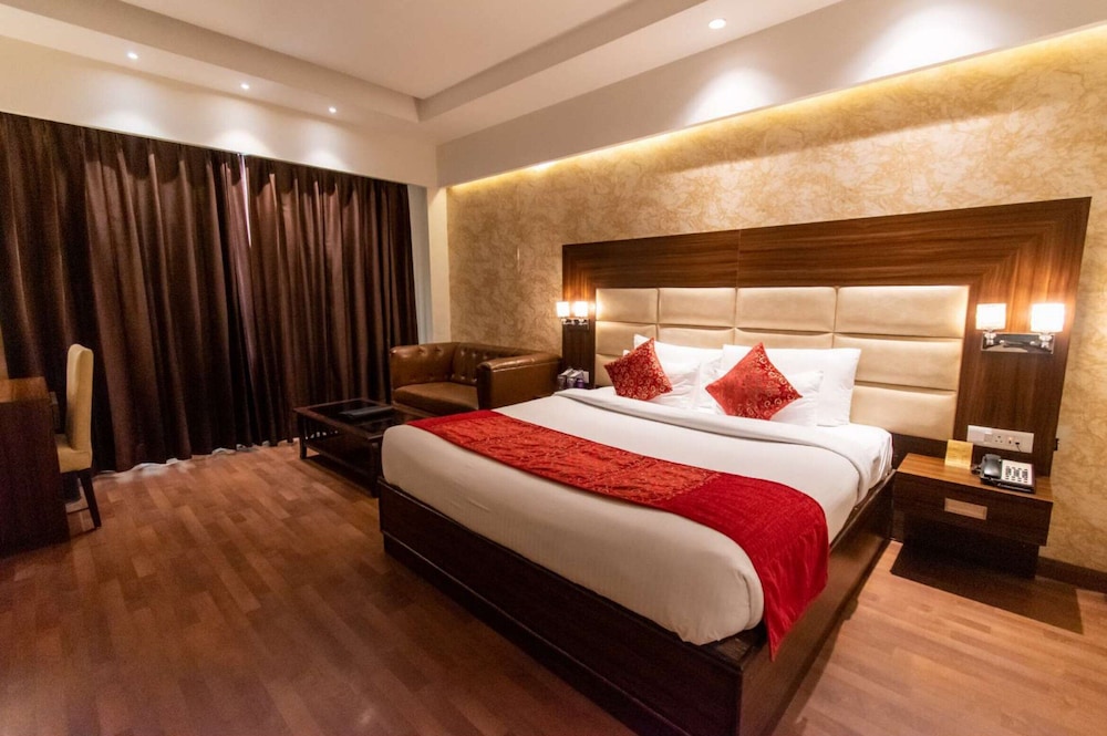 Hotel The Grand Ambassador