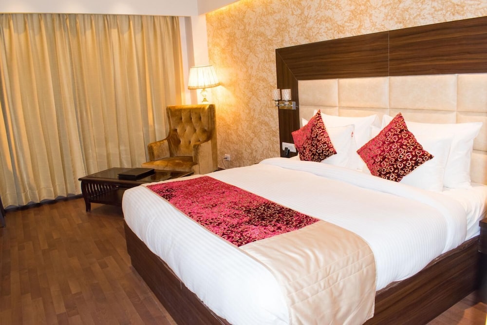Hotel The Grand Ambassador