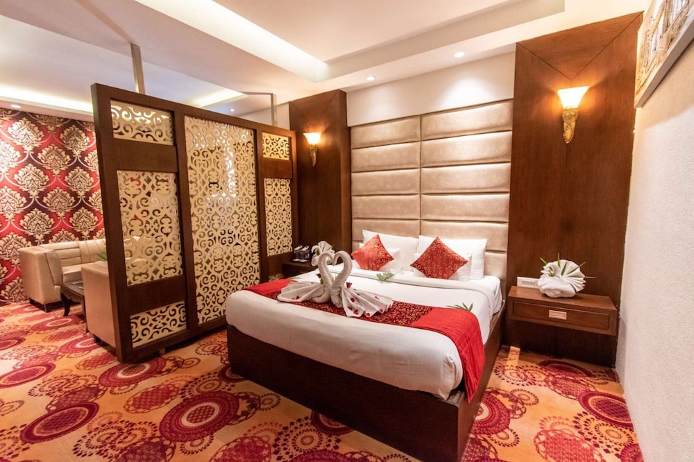 Hotel The Grand Ambassador