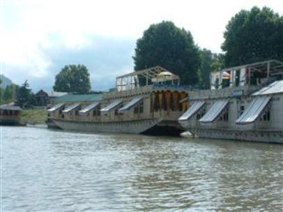 Shelter Group of Houseboats