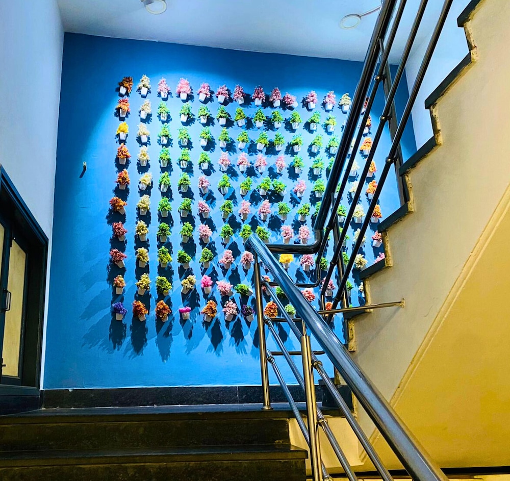 Qotel Comfort Chattarpur - Near Chattarpur Metro