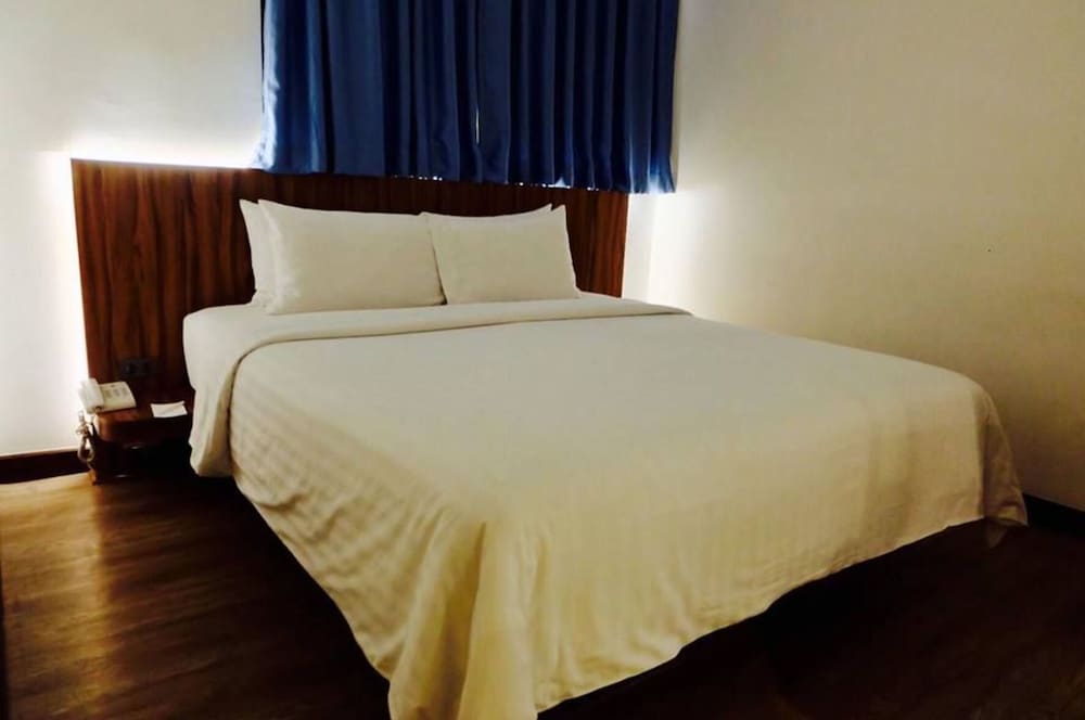 Sacha's Hotel Uno