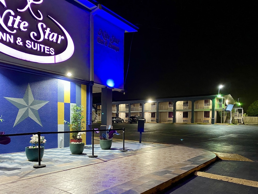 R Nite Star Inn & Suite