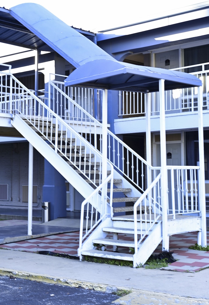 R Nite Star Inn & Suite
