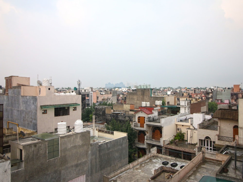 OYO Flagship 555 Pitampura