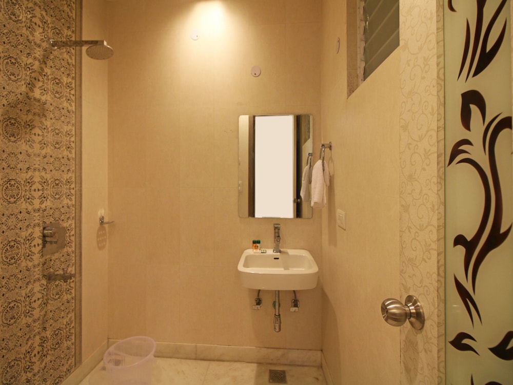 OYO Flagship 555 Pitampura