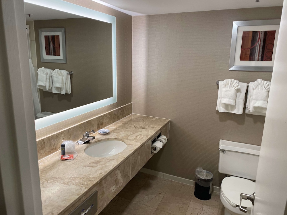 DoubleTree by Hilton New York LaGuardia Airport