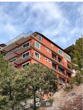 AK Hotel & Suites