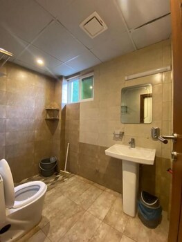 AK Hotel & Suites